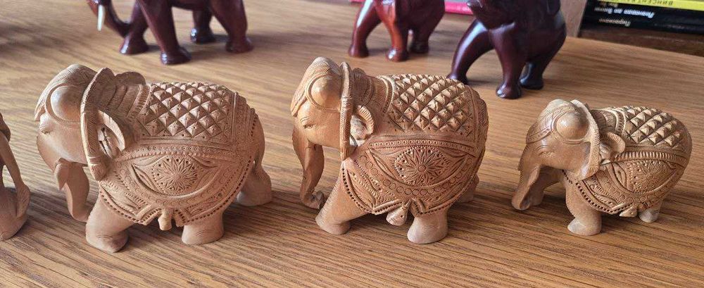 Коллекция деревянных слонов