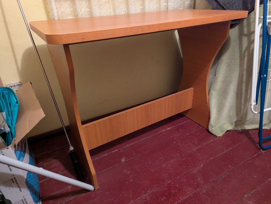 Super calitate,birou/  masa compacta stare buna ideal acasa birou