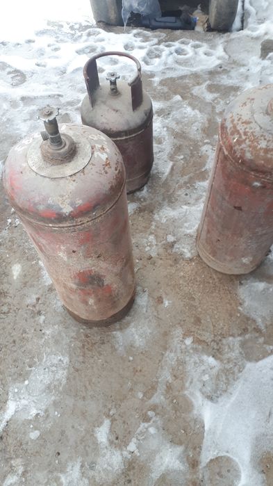 Газовые баллоны большой и маленький