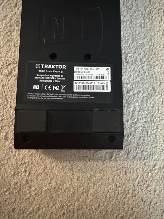 Native Instruments Traktor Z1 – Mixer + Controller DJ stare excelenta