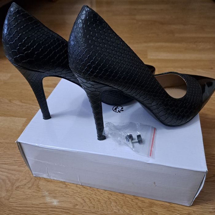 Pantofi negri cu toc