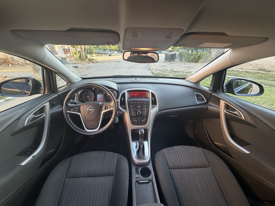 Opel Astra / Автоматик / Подгрев седалки и волан / Автопилот