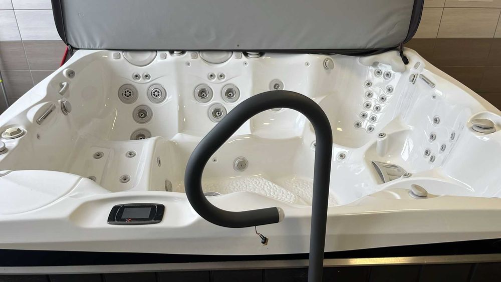 Jacuzzi / Cada cu hidromasaj Caldera Spas® Cantabria