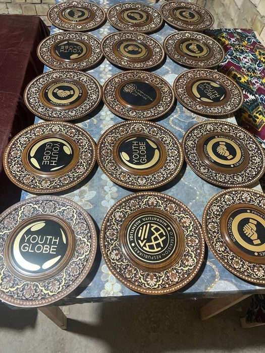 Тарелка ручной работы в подарочной коробке.