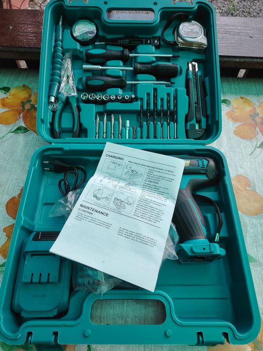 Mașină de gaurit nouă cu accesorii incluse