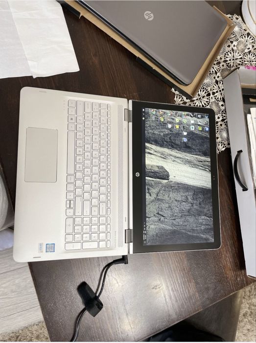 Vând Laptop Hp x360 Convertible 2 in 1 tastatura luminata !