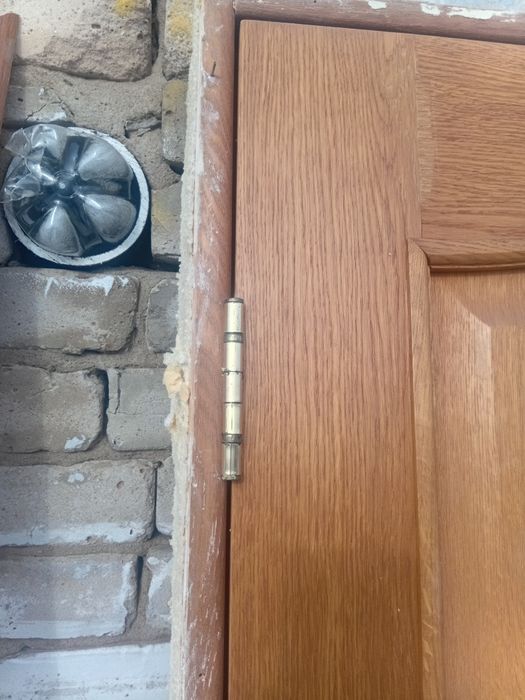 Дверь деревянная входная