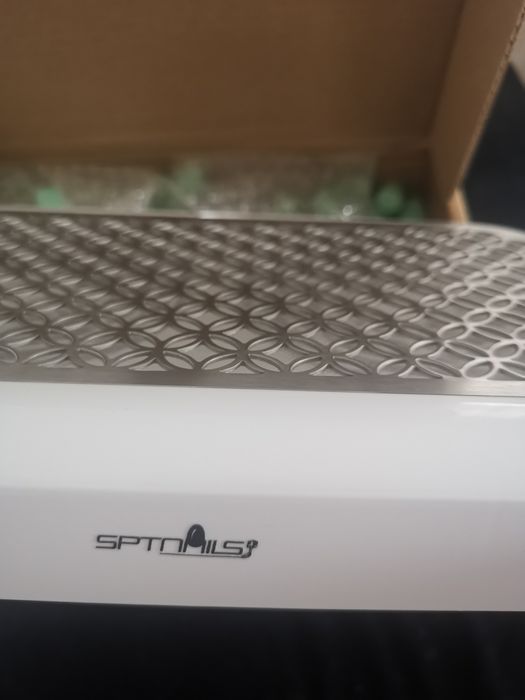 Aspirator praf unghii