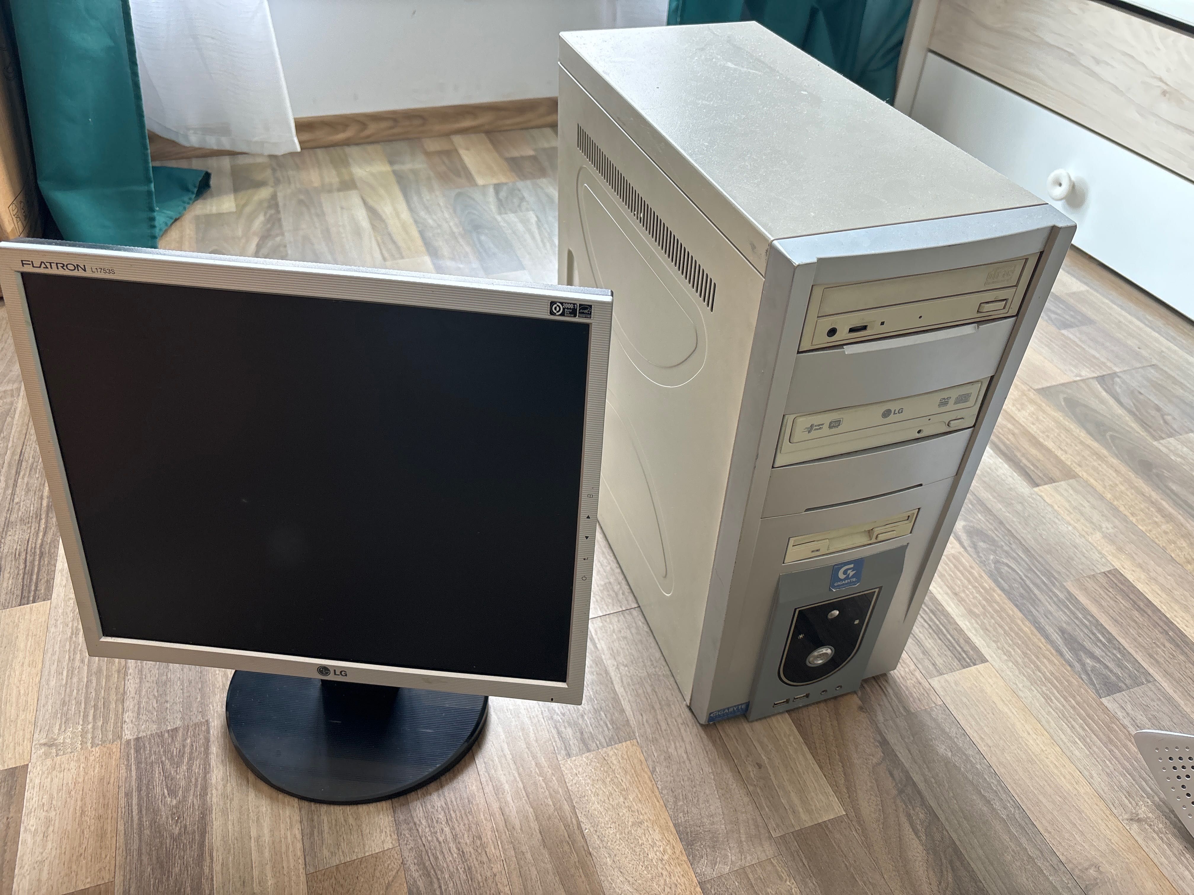 Компютър и монитор гр. Варна Възраждане 1 • OLX.bg
