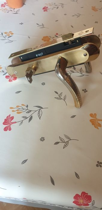 Продаю замок врезной