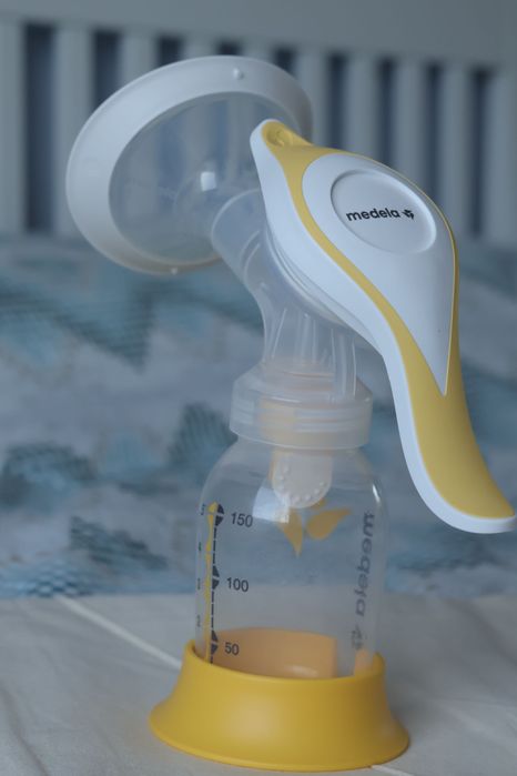 Ръчна помпа за кърма Medela Harmony + Подарък