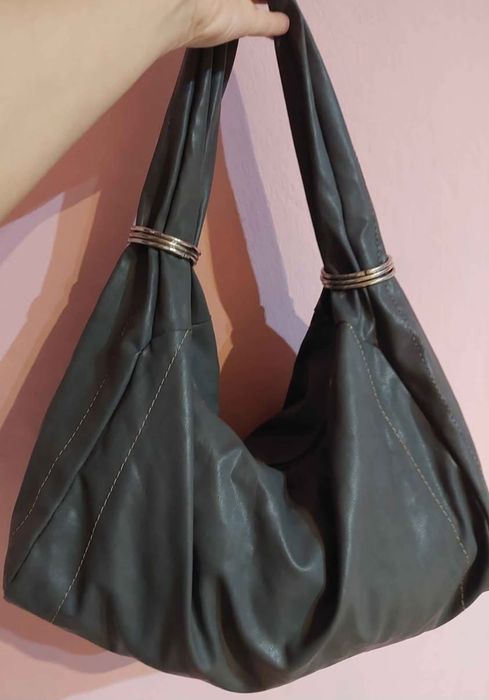 Poșetă încăpătoare, culoare gri.