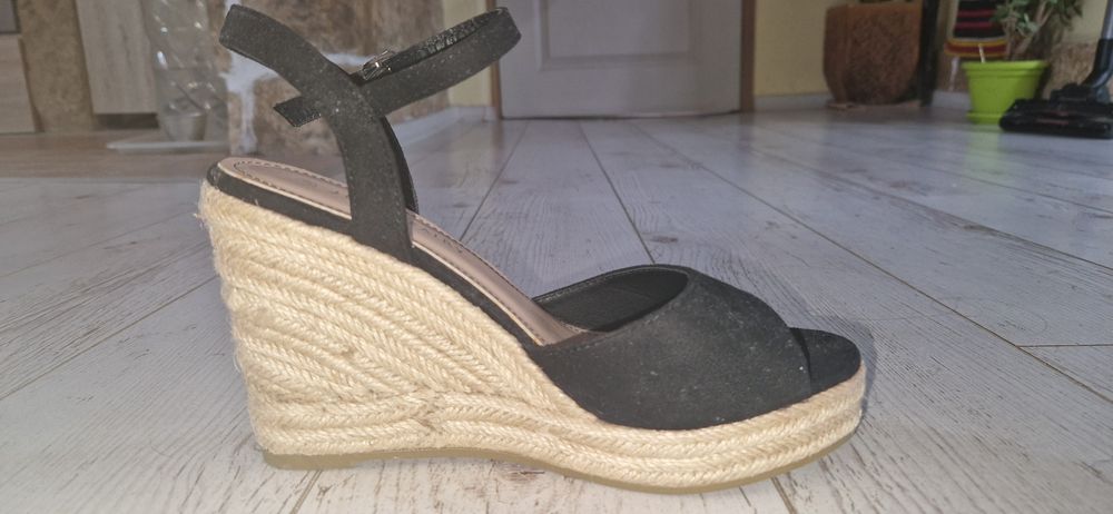 Летни платформи в черно и бежово