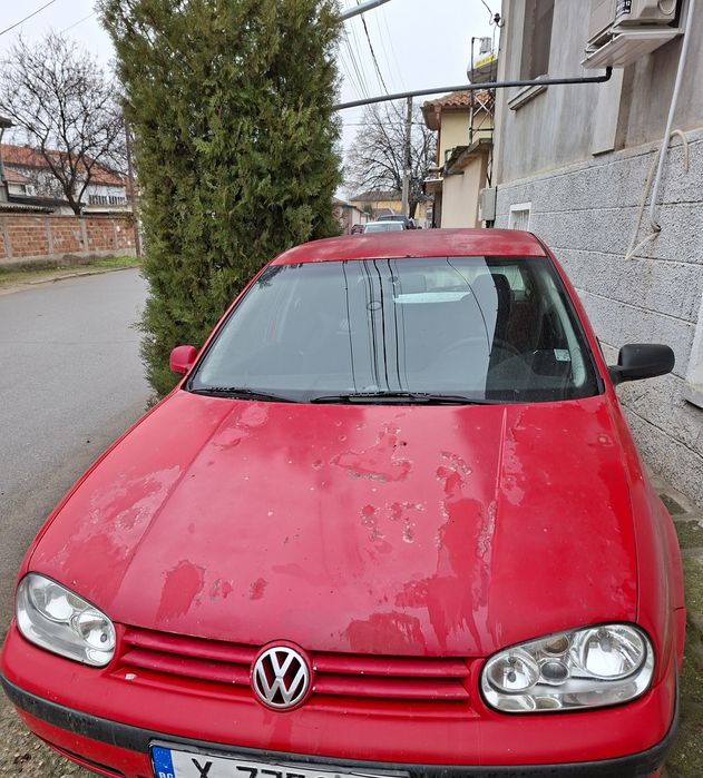 Голф 4 дизел.Колата е в движение.