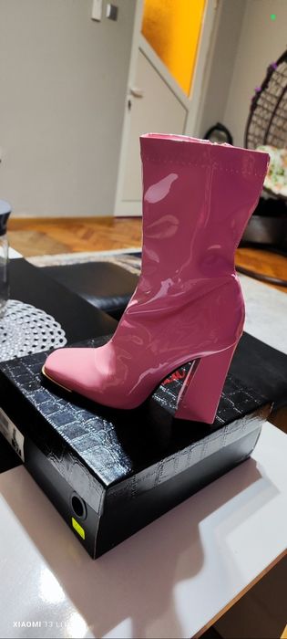 Розови лачени боти