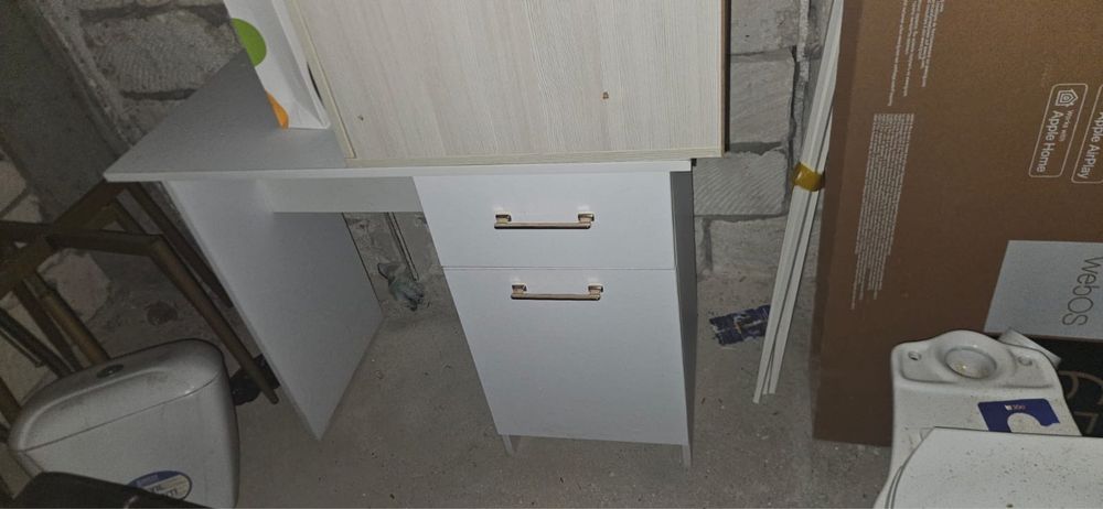 Продается  новый стол для салона