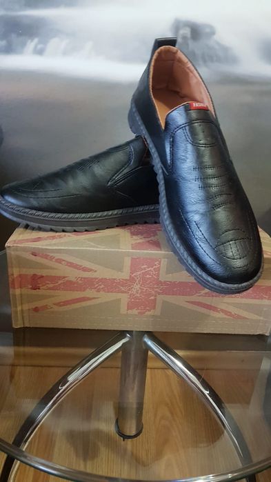 Vând pantofi bărbătești din piele naturală