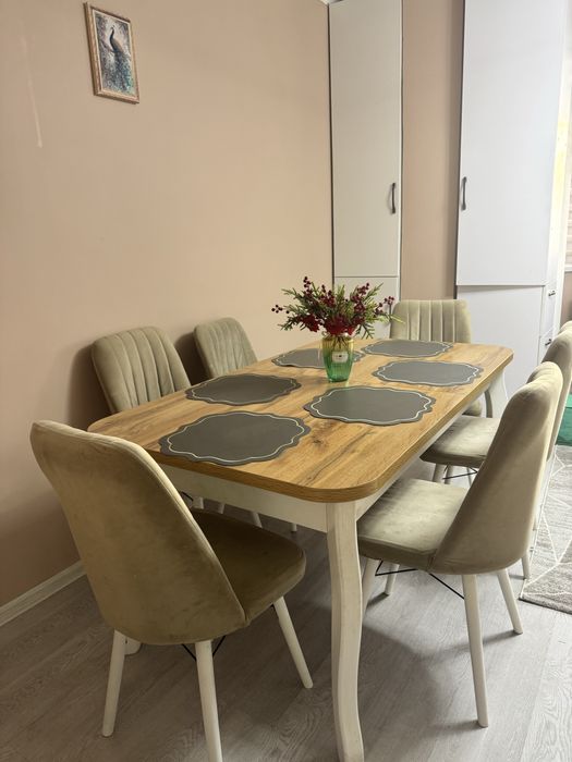 Продаётся стол и стулья в комплекте.