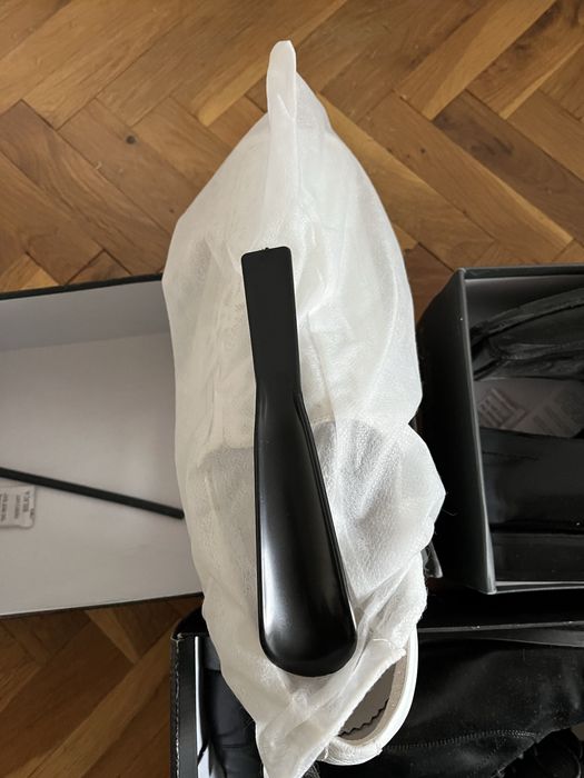 Обувка - два чифта последни