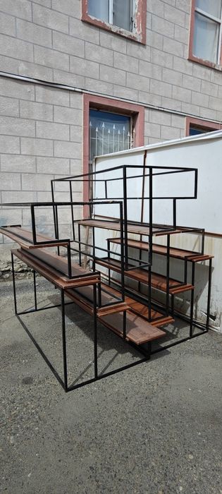 Полки использовали в магазине одежды