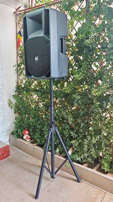 De vanzare două boxe RCF Art 712 MK2 active . Huse originale, cabluri, stative.