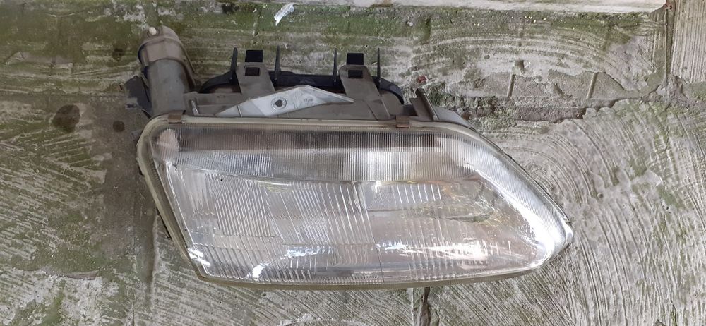 Renault Laguna. 1994-2000 Година. Десен Фар.Hella...Рено Лагуна...