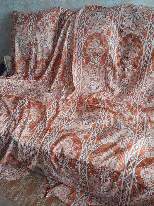 Продам шторы 2 шт.Постельное белье .