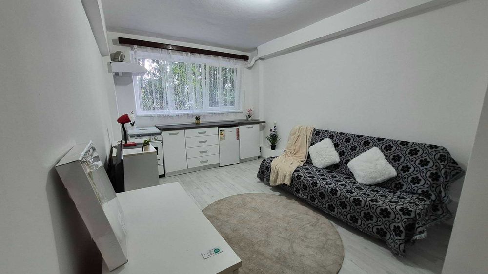 Garsoniera de vanzare in Onesti, zona de jos, situata la parter.