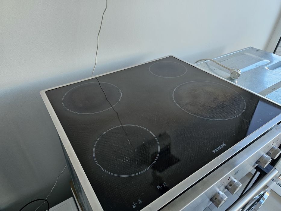 Фурна за вграждане с керамичен плот  SIEMENS