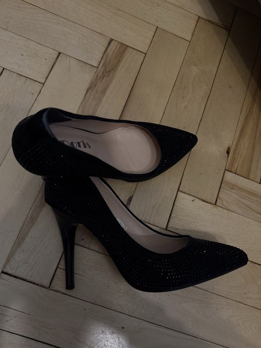 Черен ток с камъни