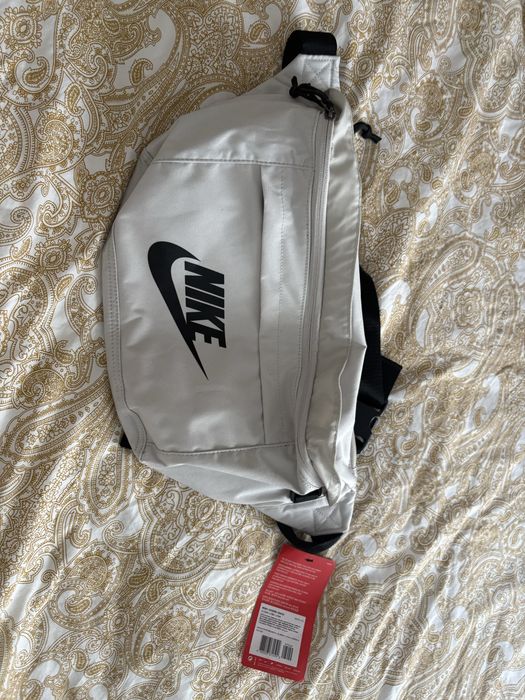 Borseta Nike cu eticheta