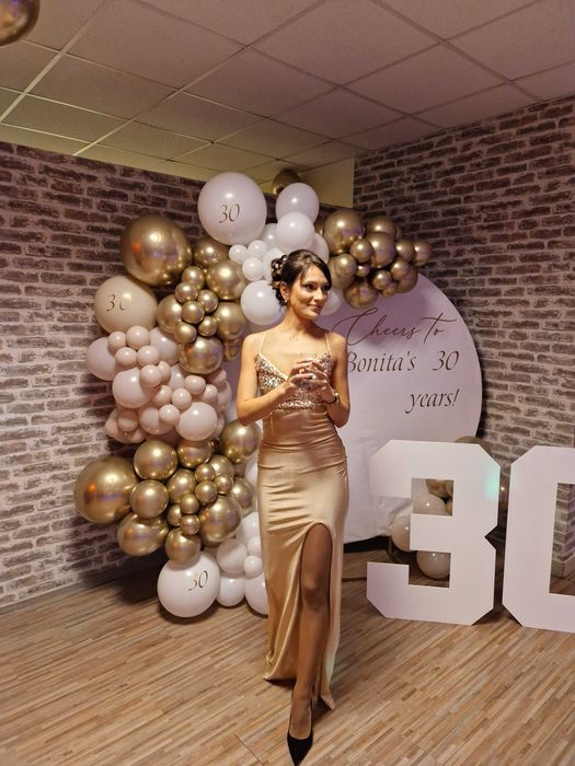 Дълга златна рокля с пайети и гол гръб