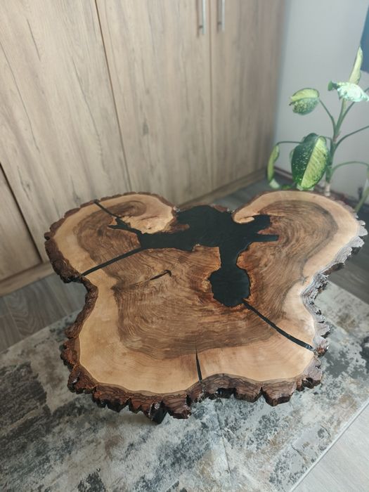 Măsuță de cafea din blat de nuc și rășină epoxidică