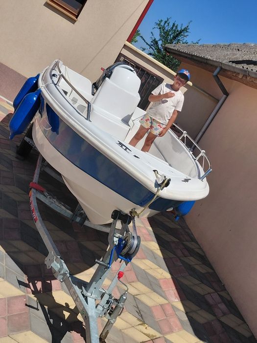 Vând ansamblu format din barcă DELPHIN 5.0 cu motor YAMAHA 60cp an fabricație și punere în funcționare iulie 2024