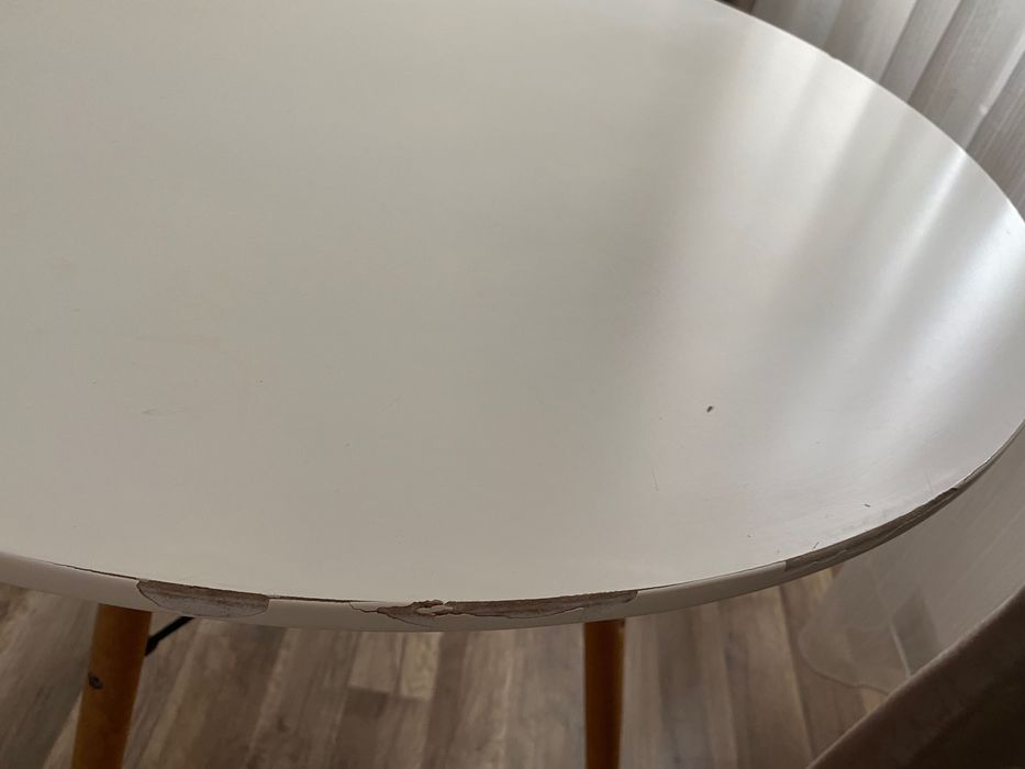 Маса с дървени крака