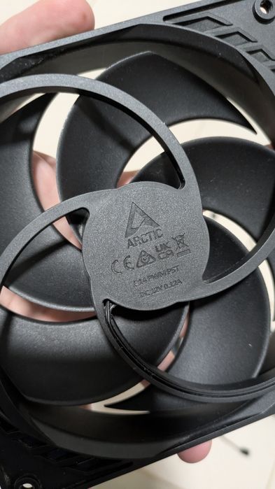 Vand pachet ventilatoare arctic+hub URGENT!!