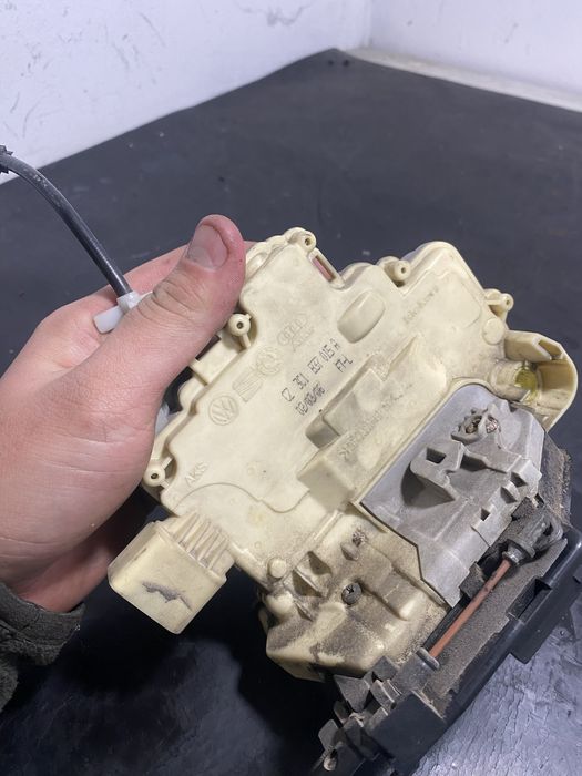 Broasca usa stanga fata Volkswagen Vw Touareg 7P 3C1837015A