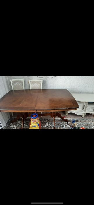 Стол обеденный в хорошем состоянии