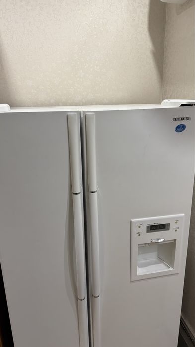 Холодильник Samsung Side-by-Side с диспенсером воды