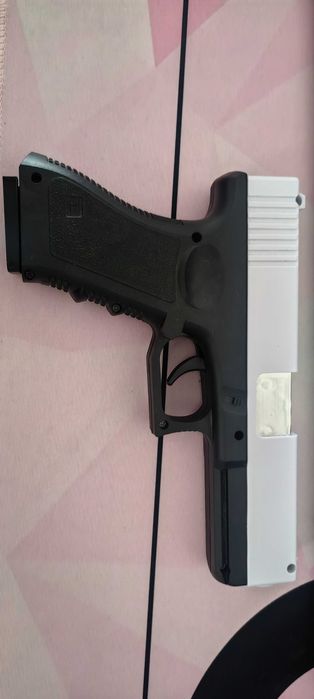 Продам игрушечный пистолет в отличном состоянии.