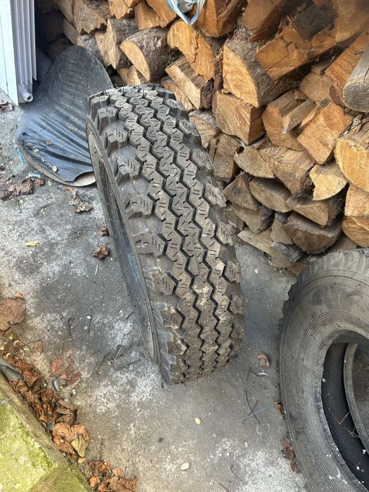 Гуми за уаз неизползвани