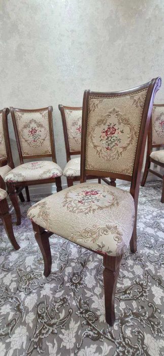 Стол ва стуллар тўплами сотилади