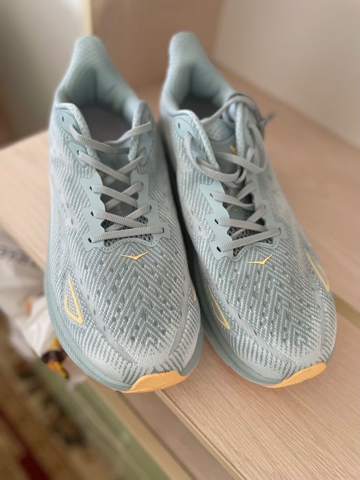 Мужские кроссовки от бренда HOKA. Очень легкие и удобные. Оригинал