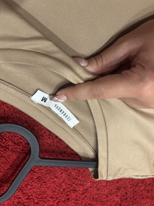 Бежава нова блуза