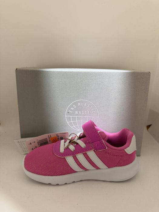 Детски обувки Adidas.