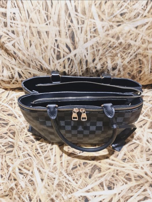 Луксозна дамска чанта Louis Vuitton от качествена изкуствена кожа.Нова