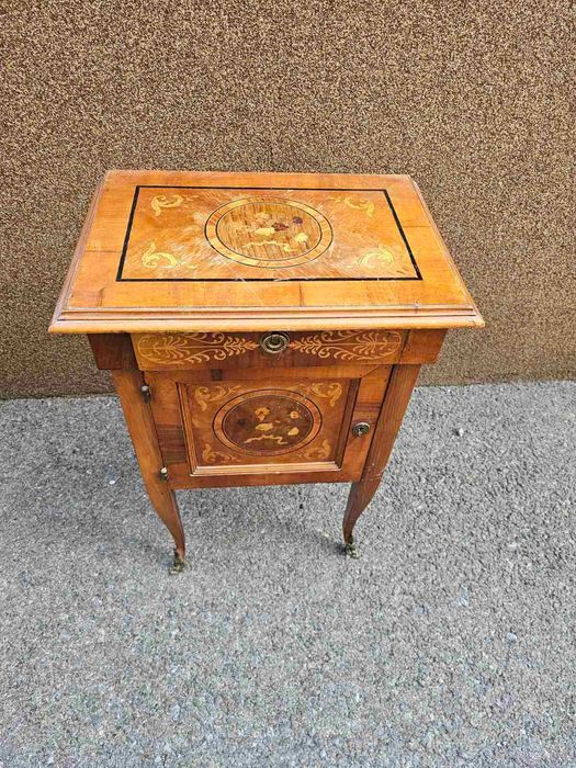 Шкафче с интарзия и обков от месинг