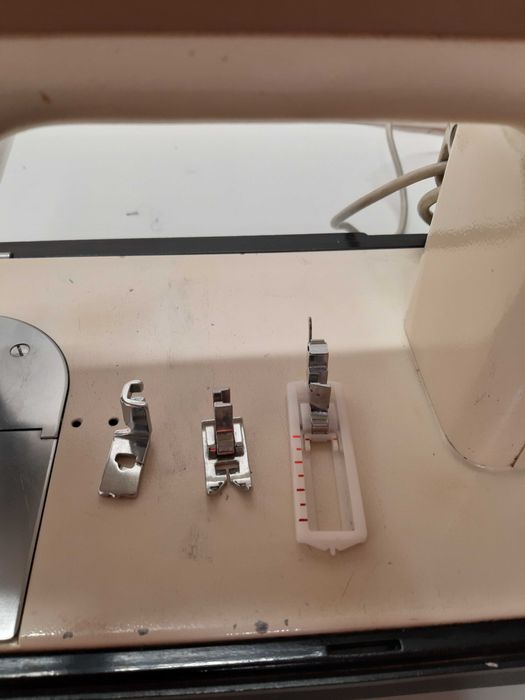 Vând masina de cusut casnică rezistentă,făra mecanisme din plastic