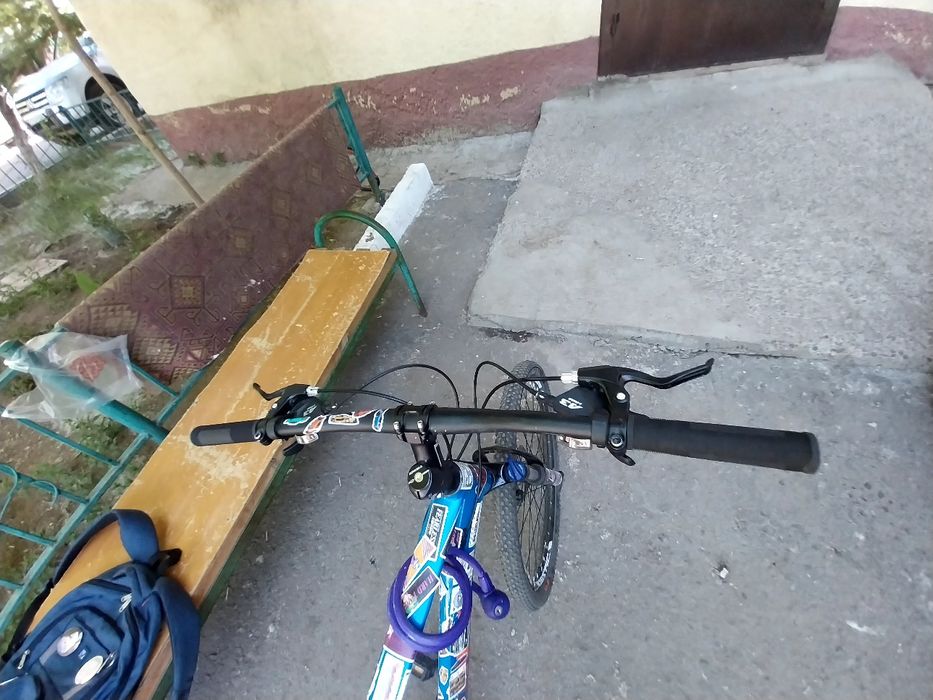 Велосипед сине-красный trinx