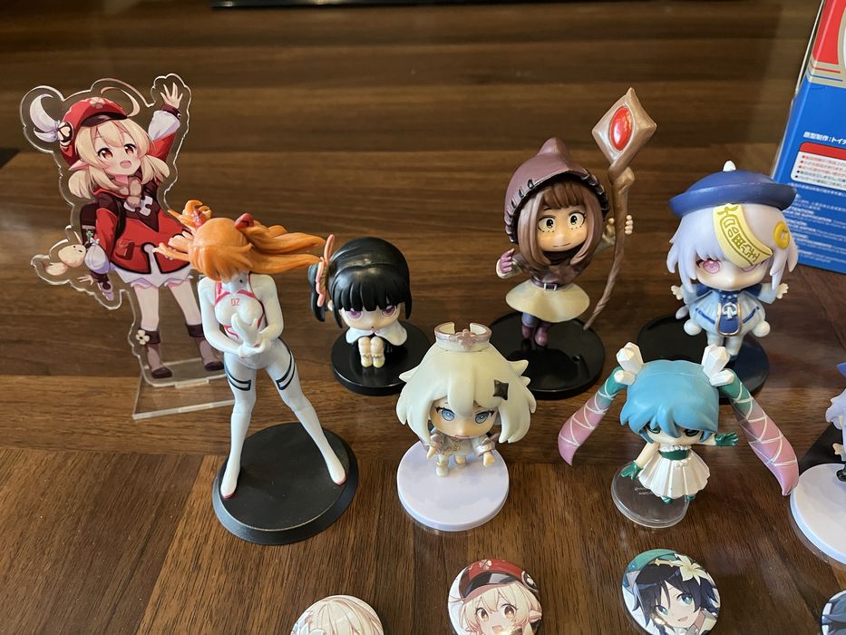 Аниме фигурки и значки